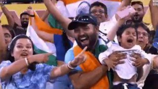 IND vs AUS: रोते हुए बच्चे को पापा दिखा रहे थे भारत-ऑस्ट्रेलिया का मैच, वायरल हुआ VIDEO